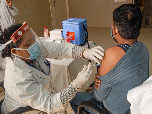 राष्ट्रीय कोविड टीकाकरण अभियान जारी (फाइल फोटो )