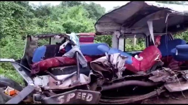 सड़क दुर्घटना में क्षतिग्रस्त गाड़ी