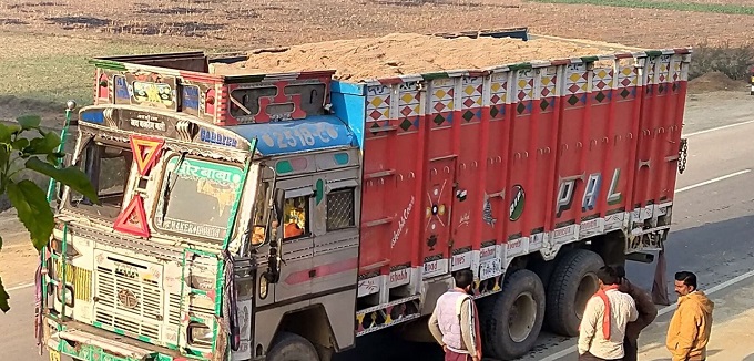 जौनपुर में ओवरलोड ट्रकों पर चालान (फाइल फोटो)