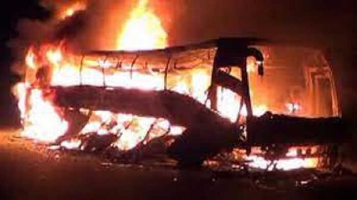 बस में आग लगने से आठ यात्री जिंदा जले