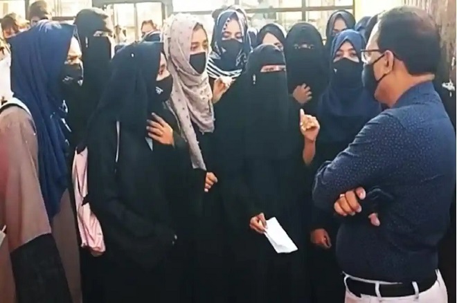कक्षा में हिजाब पहनने की मांग को लेकर प्रदर्शन (फाइल फोटो)
