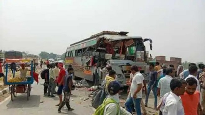 आंध्र प्रदेश की टूरिस्ट बस ट्रक के पीछे टकराई, चार घायल (फाइल फोटो )