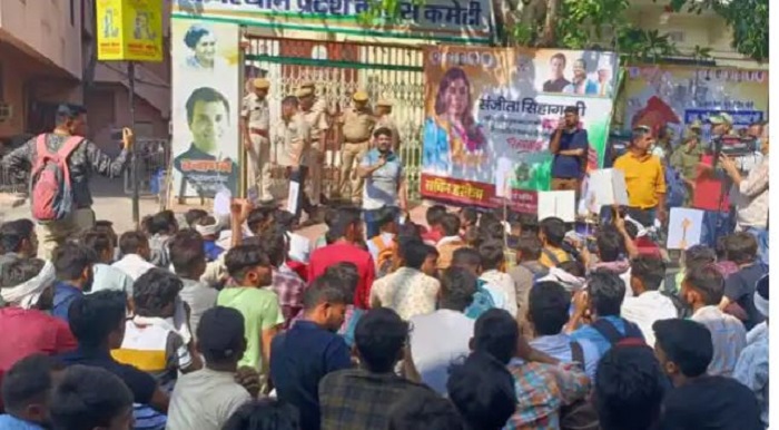 बेरोजगारों ने प्रदेश कांग्रेस कार्यालय के सामने दिया धरना