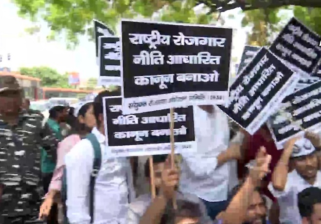 अग्निपथ योजना के खिलाफ दिल्ली में आम आदमी पार्टी की छात्र इकाई छात्र युवा संघर्ष समिति का प्रदर्शन