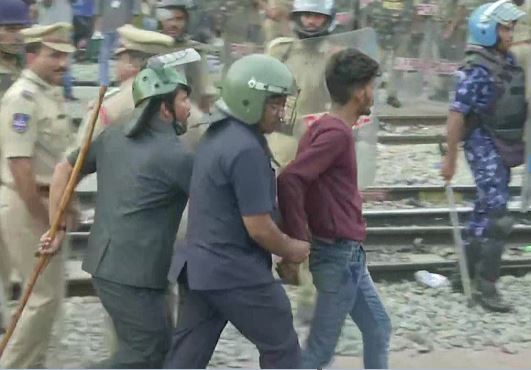 तेलंगाना में रेलवे ट्रैक बाधित करने वालों को पुलिस ने हिरासत में लिया