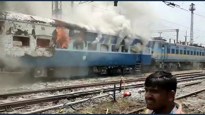 प्रदर्शन की आग में जलती ट्रेन (फाइल फोटो)