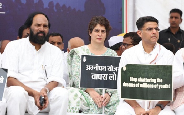 कांग्रेस ने दिल्ली के जंतर मंतर पर  सत्याग्रह