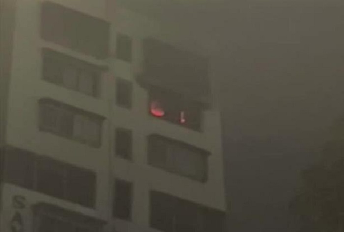 इमारत में आग लगी