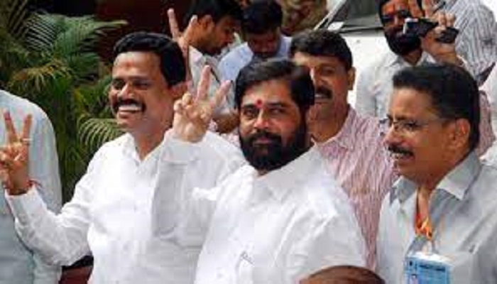 बागी नेता शिंदे 40 विधायकों के साथ पहुंचे असम