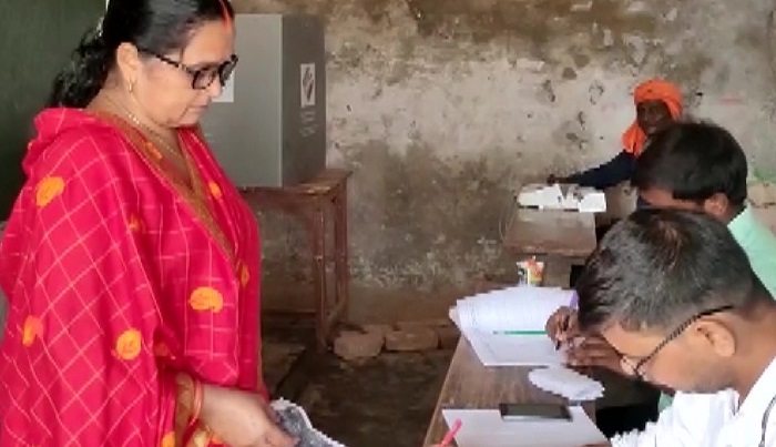 आजमगढ़ में वोटिंग जारी