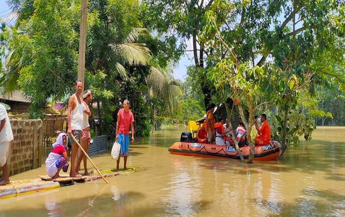 असम के बाढ़ पीड़ितों के लिए राहत सहायता