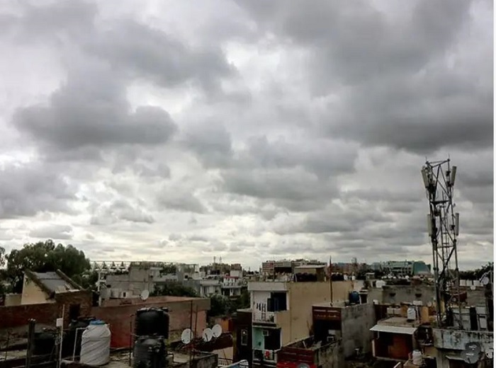 दिल्ली में बादल छाए रहने की संभावना