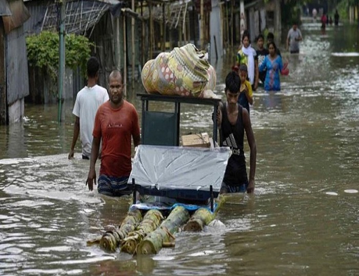 असम में बाढ़ के कारण सोमवार को आठ और लोगों की मौत