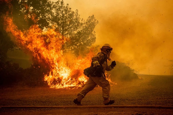 कैलिफोर्निया में भीषण आग की लपटें (फाइल फोटो )