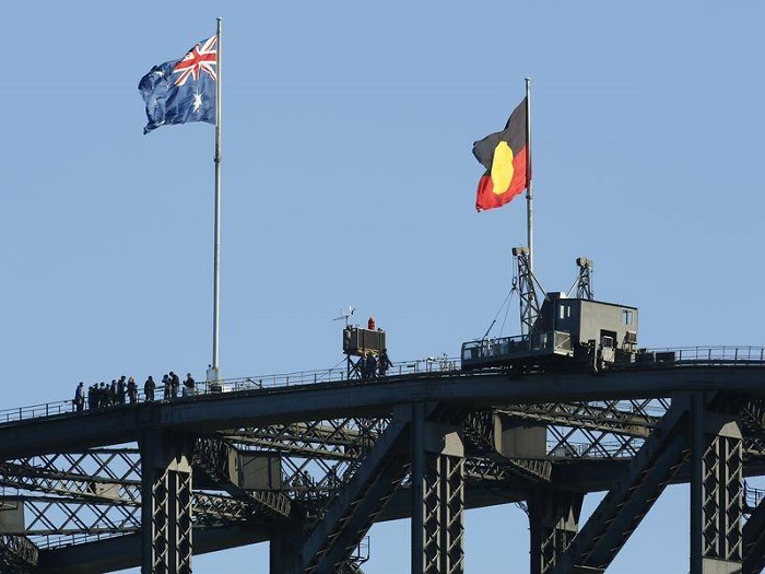 हार्बर ब्रिज पर स्थायी रूप से लहराए आदिवासी ध्वज