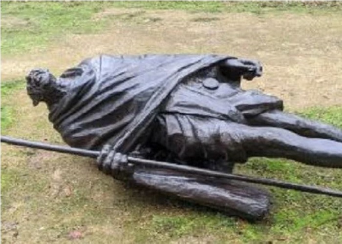महात्मा गांधी की प्रतिमा तोड़ी गई