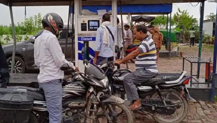 मुंबई में सस्ता हुआ पेट्रोल-डीजल