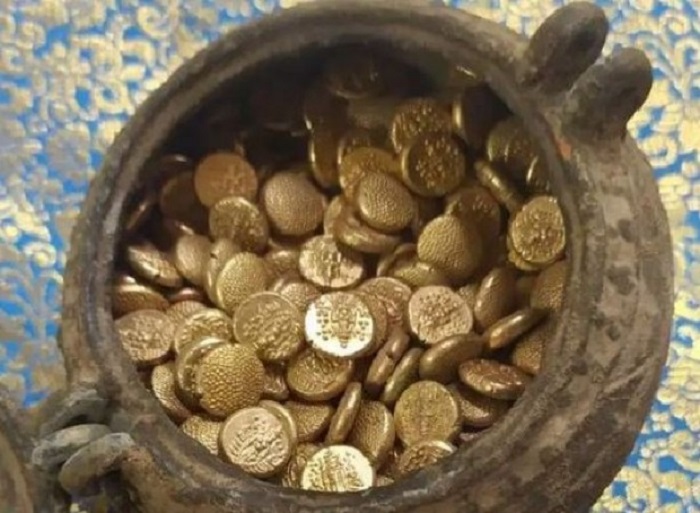तांबे के लोटे में मिले सोने के सिक्के