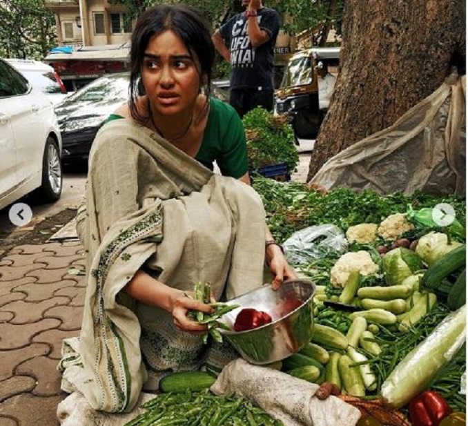 सड़क किनारे सब्जी बेचते हुए फैमस एक्ट्रेस