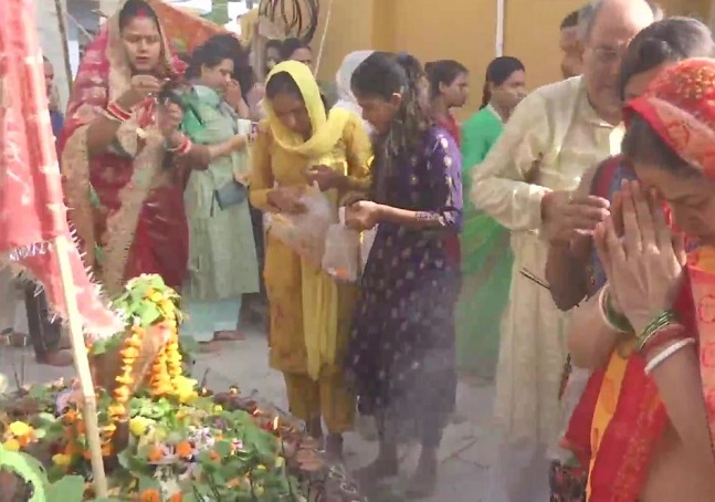 बिहार के महादेव मंदिर में शिवलिंग की पूजा करते भक्त