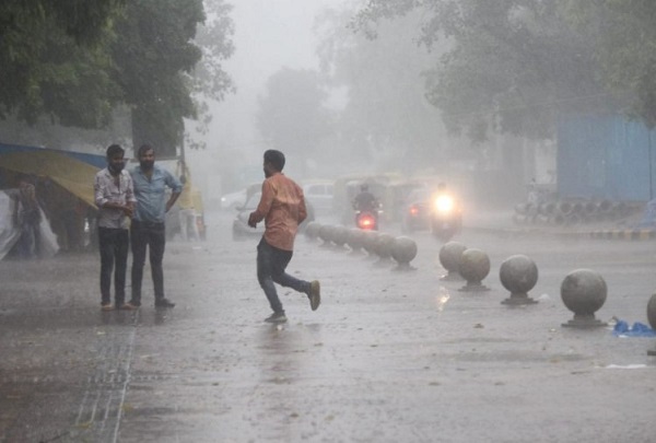 दिल्ली समेत कुछ राज्यों में आज होगी बारिश (फाइल फोटो )