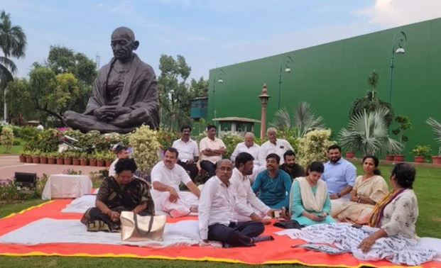 निलंबित सांसद गांधी प्रतिमा के सामने धरना