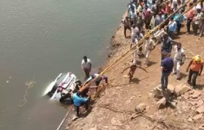गोवा में नदी में गिरी कार