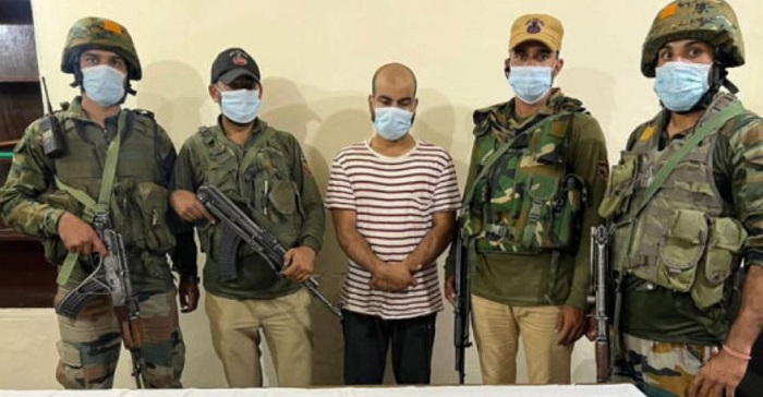 सुरक्षा बलों ने  आतंकवादी’ को  गिरफ्तार