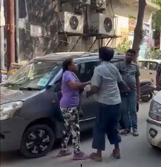 महिला ने रिक्शा चालक को जड़े थप्पड़ पर थप्पड़