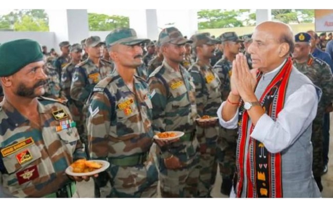 रक्षा मंत्री राजनाथ सिंह ने  मणिपुर में असम राइफल्स मुख्यालय में