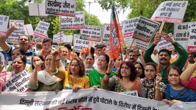 भाजपा की दिल्ली इकाई के कार्यकर्ताओं ने  जोरदार प्रदर्शन किया।