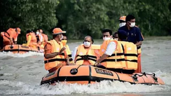 मुख्यमंत्री योगी ने दिये बाढ़ प्रभावित इलाकों का दौरा