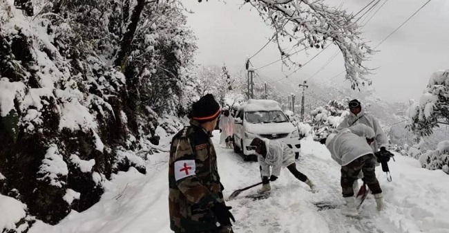 सेना ने सिक्किम में फंसे 74 पर्यटकों को बचाया
