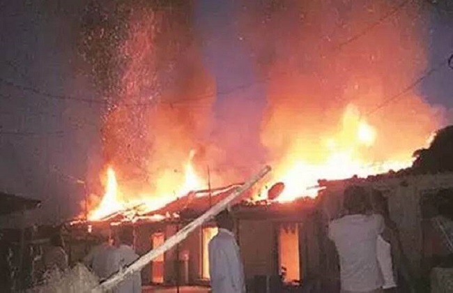 श्रीनगर में दुकानें जलकर राख