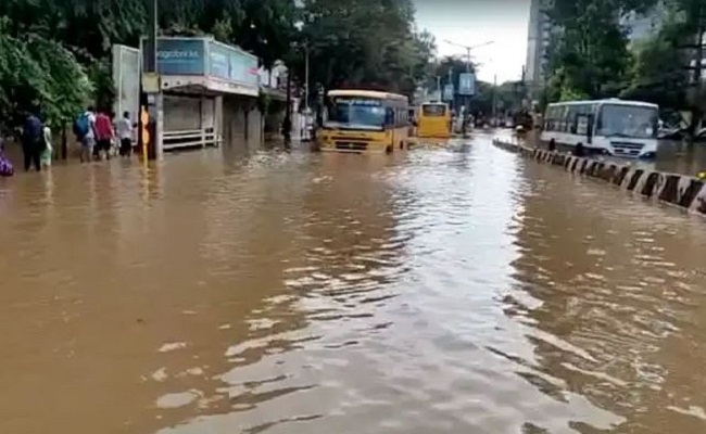 बेंगलुरु में भारी बारिश से जल भराव