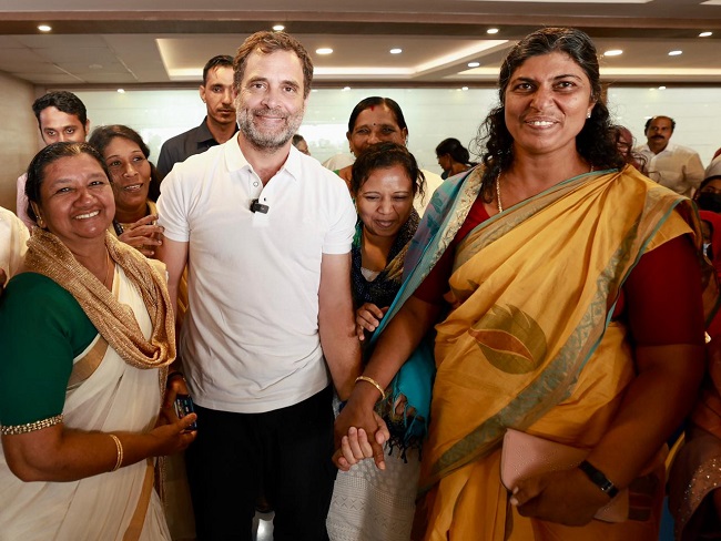 राहुल गांधी ने मनरेगा वर्कर्स से की मुलाकात