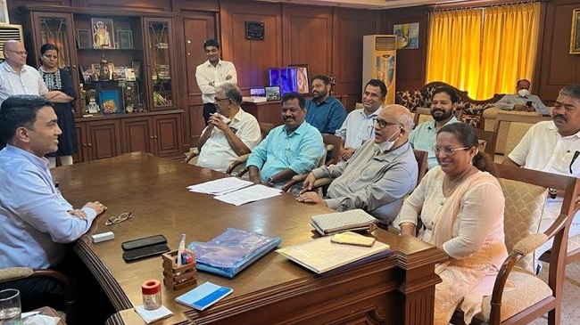 गोवा कांग्रेस के आठ विधायक भाजपा में शामिल हुए