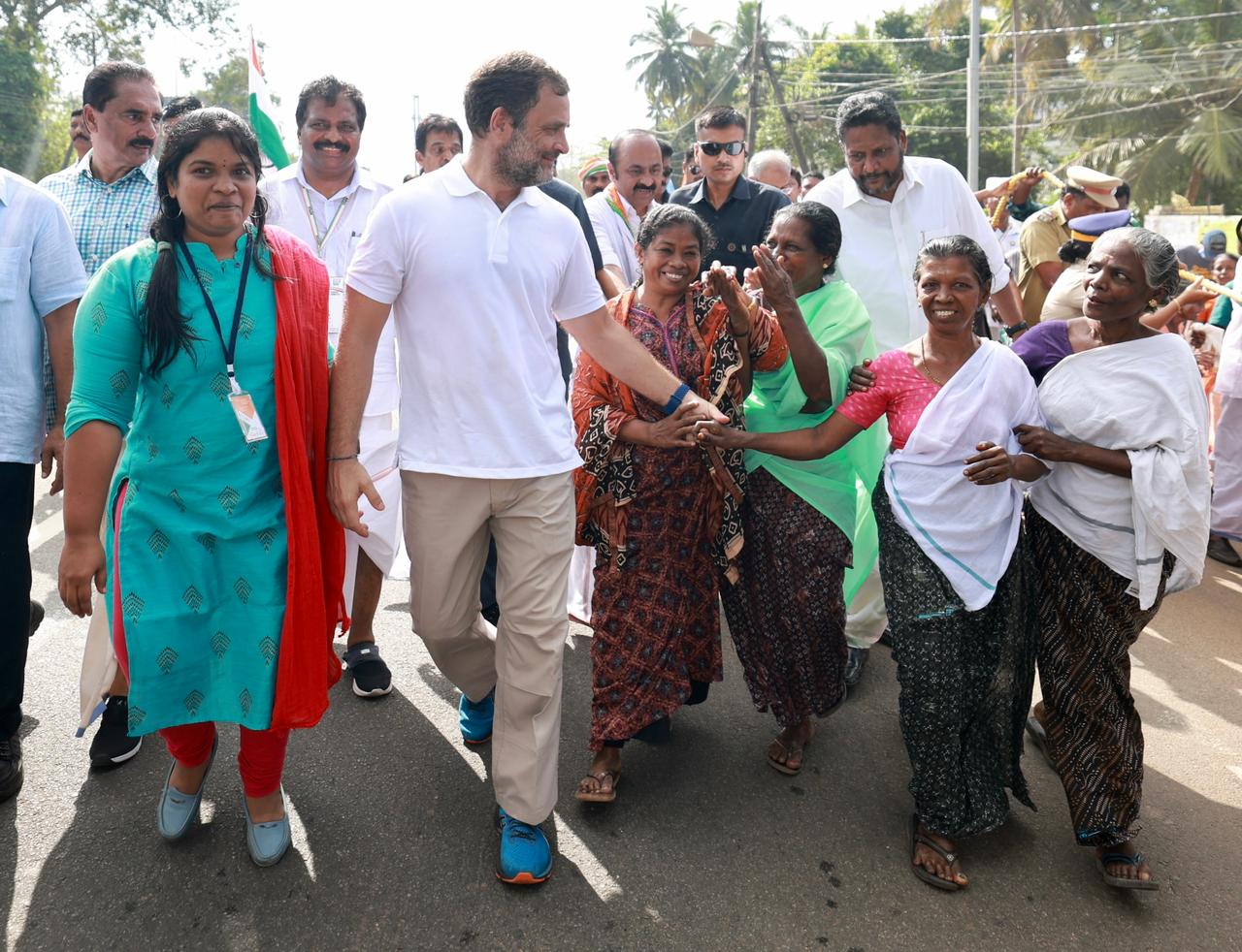 केरल के कोल्लम मे पदयात्रा करते राहुल गांधी