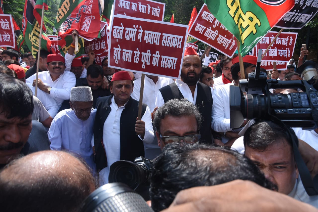 लखनऊ की सड़कों पर विधायकों के साथ अखिलेश यादव का मार्च