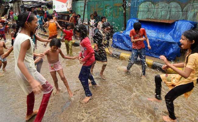 बारिश के मौसम में बच्चों की सेहत का रखें खास ध्यान (फाइल फोटो )
