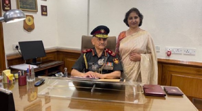 नए सीडीएस का कार्यभार संभालने के बाद जनरल अनिल चौहान कार्यालय में अपनी पत्नी अनुपमा चौहान के साथ