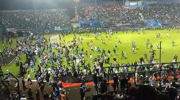 फुटबाल मैच हिंसा में 129 लोगों की मौत