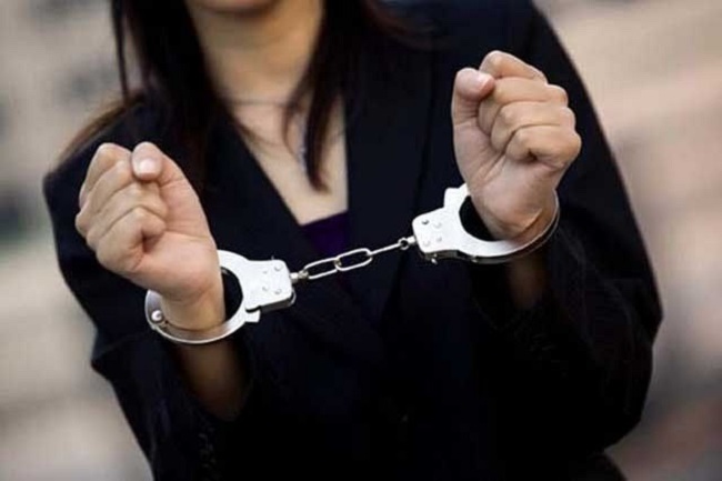 ठगने के आरोप में महिला गिरफ्तार