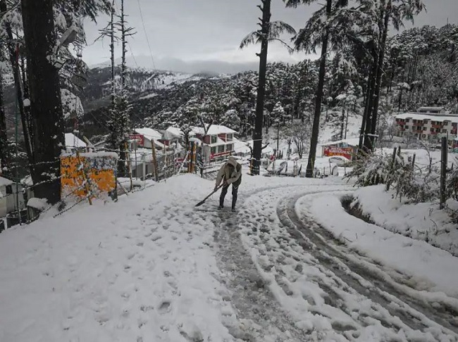 कश्मीर में मौसम की पहली बर्फबारी