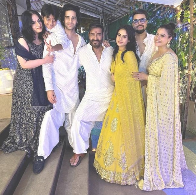 अजय देवगन ने परिवार के सदस्यों के साथ तस्वीर शेयर