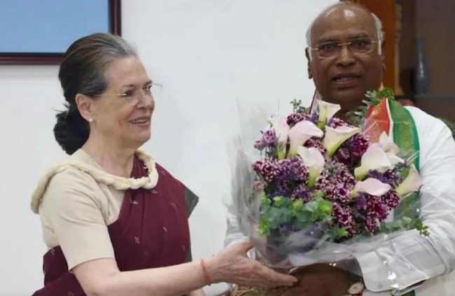 सोनिया गांधी ने दी मल्लिकार्जुन खड़गे को बधाई