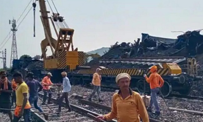 मालगाड़ी का मलबा हटाते समय क्रेन से दबकर दो रेलकर्मियों की मौत