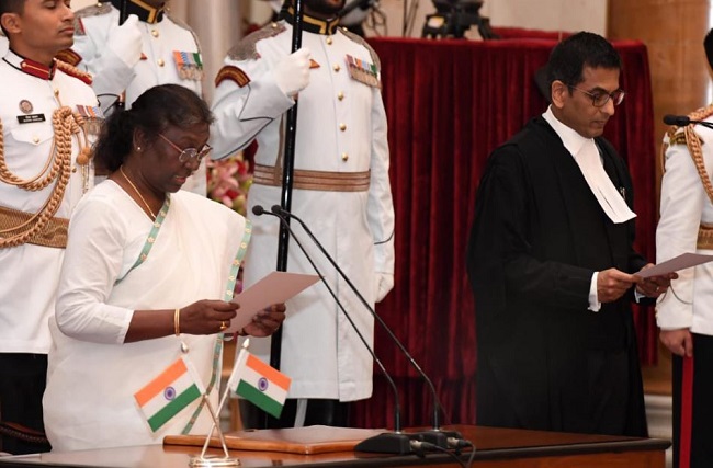 भारत के 50वें मुख्य न्यायाधीश शपथ लेते जस्टिस डीवाई चंद्रचूड़