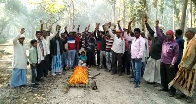 ग्रामीणों ने शव रखकर किया वन विभाग के खिलाफ प्रदर्शन