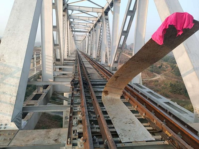 उदयपुर-अहमदाबाद रेल मार्ग पर पटरी को किया दुरुस्त